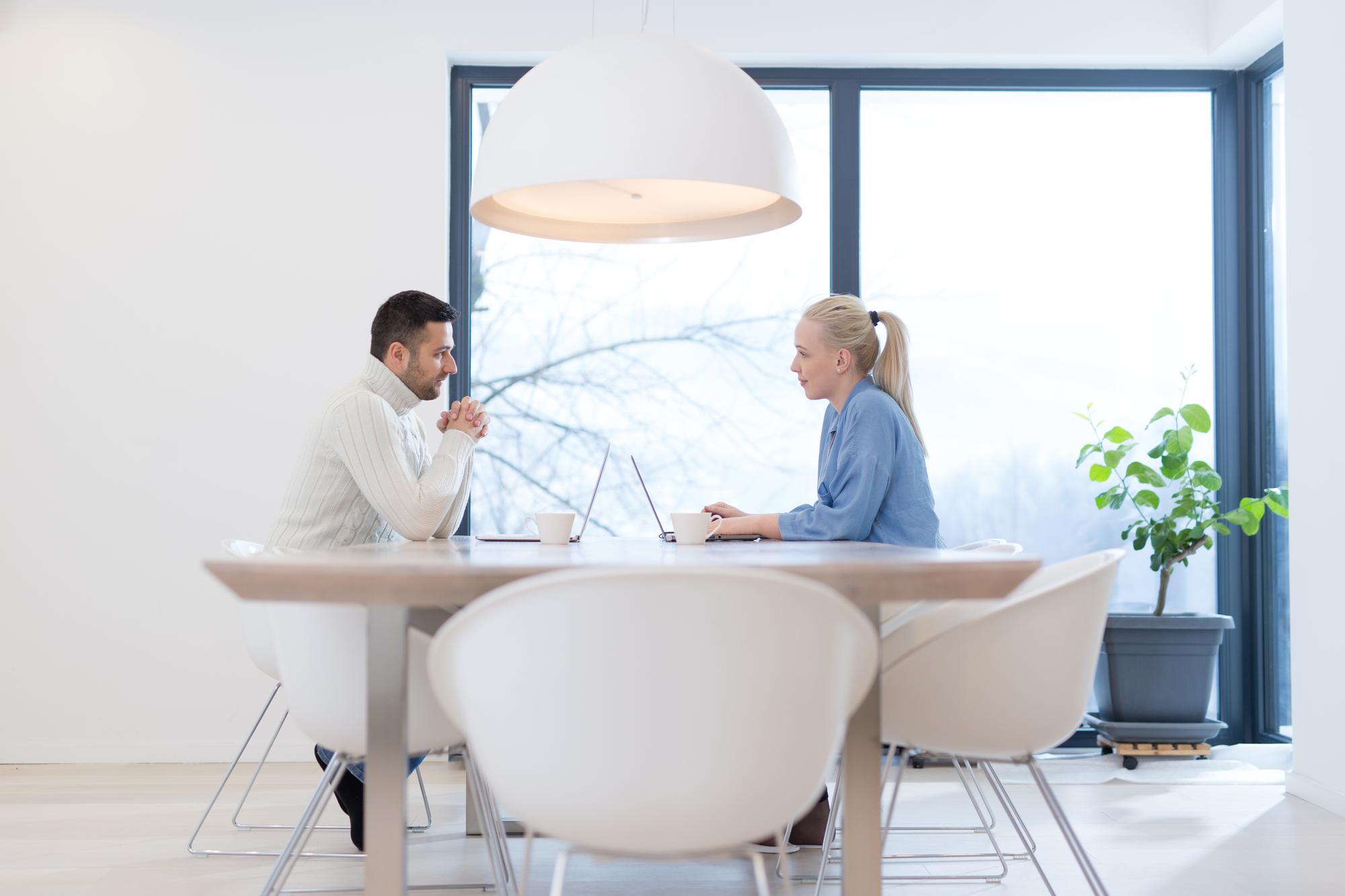 consultare între agent și client într-un birou luminos